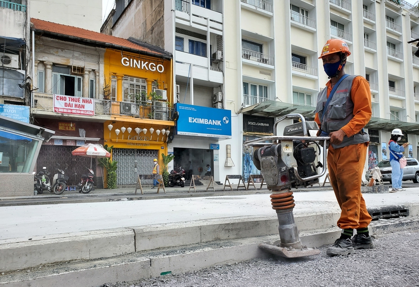 Rào chắn Metro trên “đất vàng” quận 1 được tháo dỡ, mở ra không gian đi bộ mới cho người dân TP.HCM  - Ảnh 6.