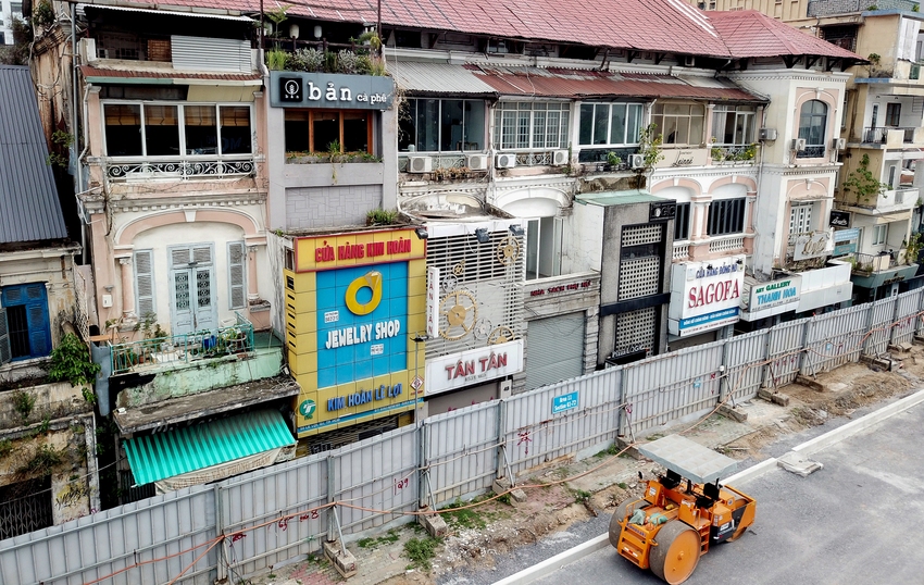 Rào chắn Metro trên “đất vàng” quận 1 được tháo dỡ, mở ra không gian đi bộ mới cho người dân TP.HCM  - Ảnh 3.