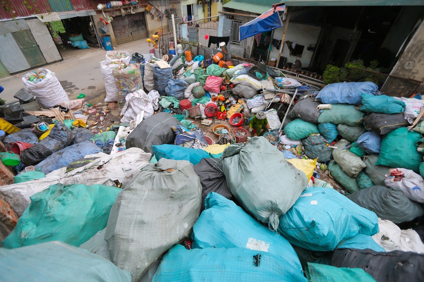 Cuộc sống bên cạnh những đống rác thải nhựa chất cao như núi ở ngoại thành Hà Nội - Ảnh 5.