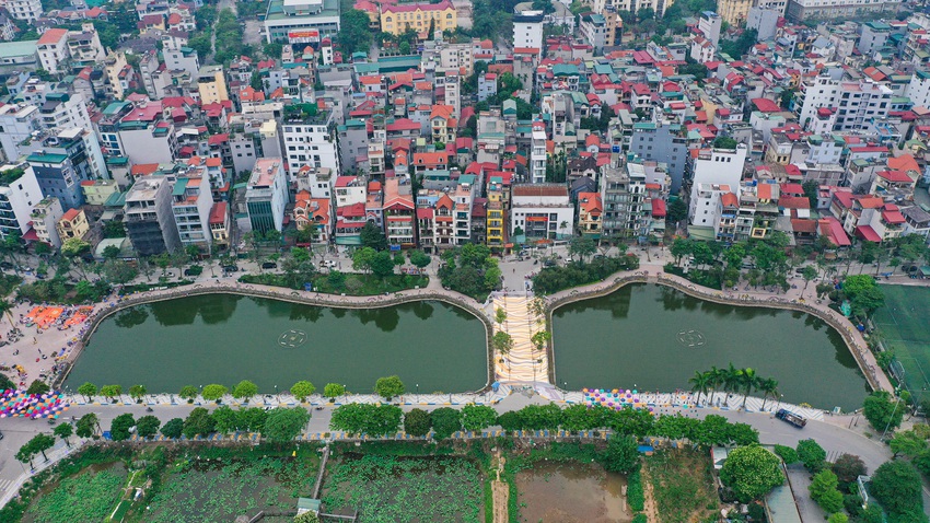 Ảnh: Phố đi bộ Trịnh C&ocirc;ng Sơn rực rỡ với h&agrave;ng trăm chiếc &ocirc; c&ugrave;ng h&agrave;ng vạn b&oacute;ng đ&egrave;n led - Ảnh 1.