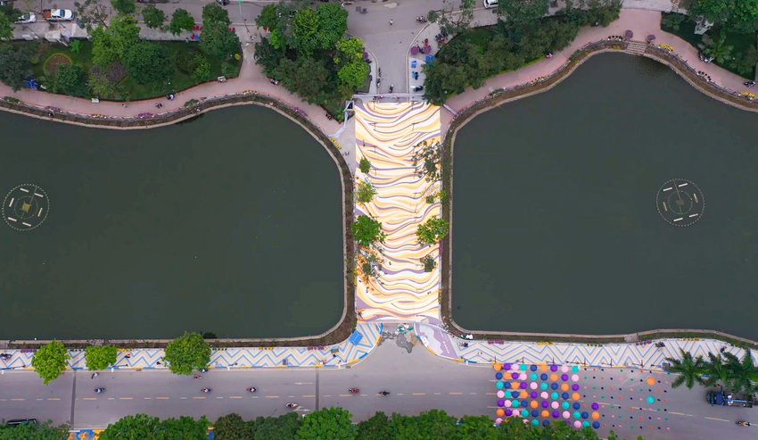 Ảnh: Phố đi bộ Trịnh C&ocirc;ng Sơn rực rỡ với h&agrave;ng trăm chiếc &ocirc; c&ugrave;ng h&agrave;ng vạn b&oacute;ng đ&egrave;n led - Ảnh 2.