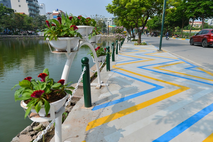 Ảnh: Phố đi bộ Trịnh C&ocirc;ng Sơn rực rỡ với h&agrave;ng trăm chiếc &ocirc; c&ugrave;ng h&agrave;ng vạn b&oacute;ng đ&egrave;n led - Ảnh 8.