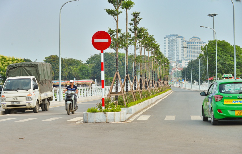 Ảnh: Phố đi bộ Trịnh C&ocirc;ng Sơn rực rỡ với h&agrave;ng trăm chiếc &ocirc; c&ugrave;ng h&agrave;ng vạn b&oacute;ng đ&egrave;n led - Ảnh 9.