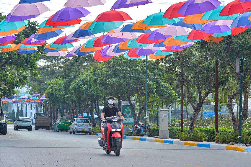 Ảnh: Phố đi bộ Trịnh C&ocirc;ng Sơn rực rỡ với h&agrave;ng trăm chiếc &ocirc; c&ugrave;ng h&agrave;ng vạn b&oacute;ng đ&egrave;n led - Ảnh 10.