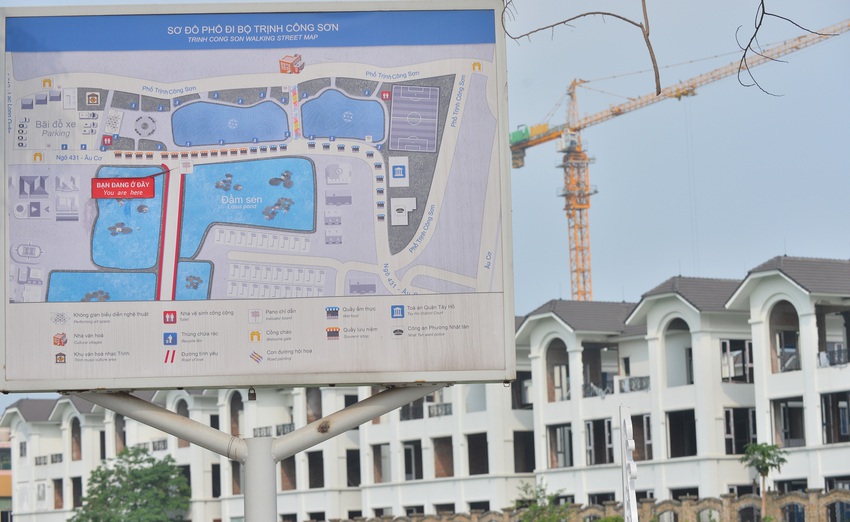 Ảnh: Phố đi bộ Trịnh C&ocirc;ng Sơn rực rỡ với h&agrave;ng trăm chiếc &ocirc; c&ugrave;ng h&agrave;ng vạn b&oacute;ng đ&egrave;n led - Ảnh 3.