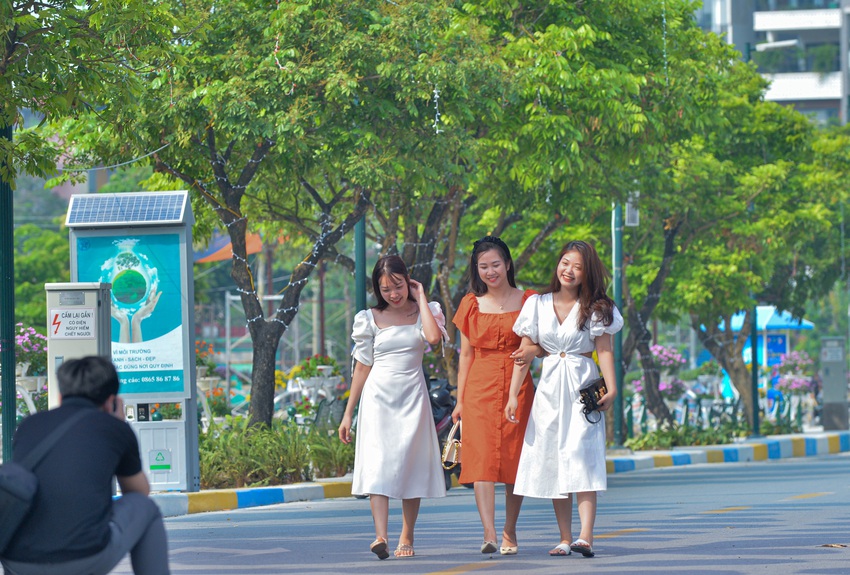 Ảnh: Phố đi bộ Trịnh C&ocirc;ng Sơn rực rỡ với h&agrave;ng trăm chiếc &ocirc; c&ugrave;ng h&agrave;ng vạn b&oacute;ng đ&egrave;n led - Ảnh 12.