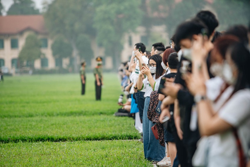 Người dân khắp nơi bồi hồi chứng kiến buổi lễ thượng cờ thiêng liêng tại Quảng trường Ba Đình sáng 30/4: Giây phút lá cờ tung bay, tôi rất xúc động - Ảnh 4.