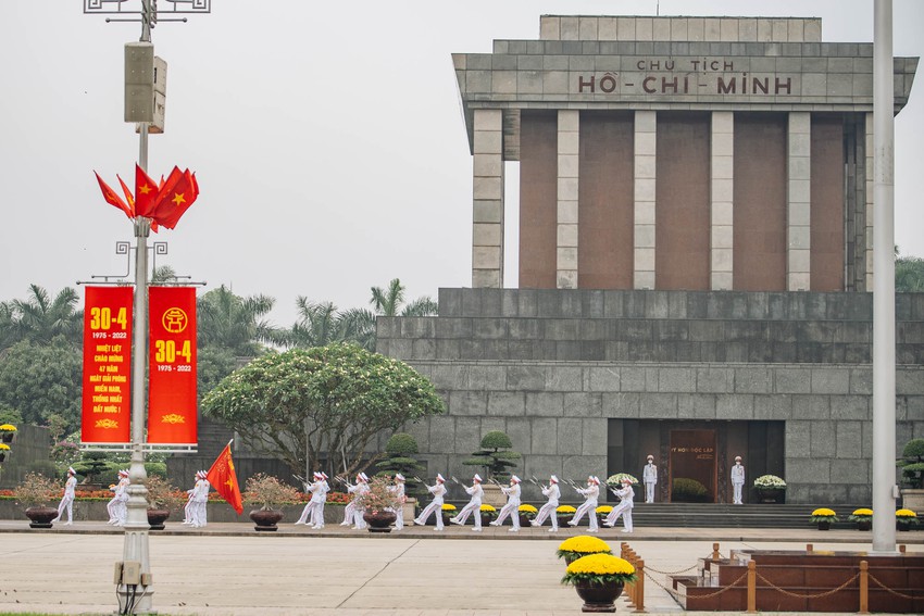 Người dân khắp nơi bồi hồi chứng kiến buổi lễ thượng cờ thiêng liêng tại Quảng trường Ba Đình sáng 30/4: Giây phút lá cờ tung bay, tôi rất xúc động - Ảnh 10.