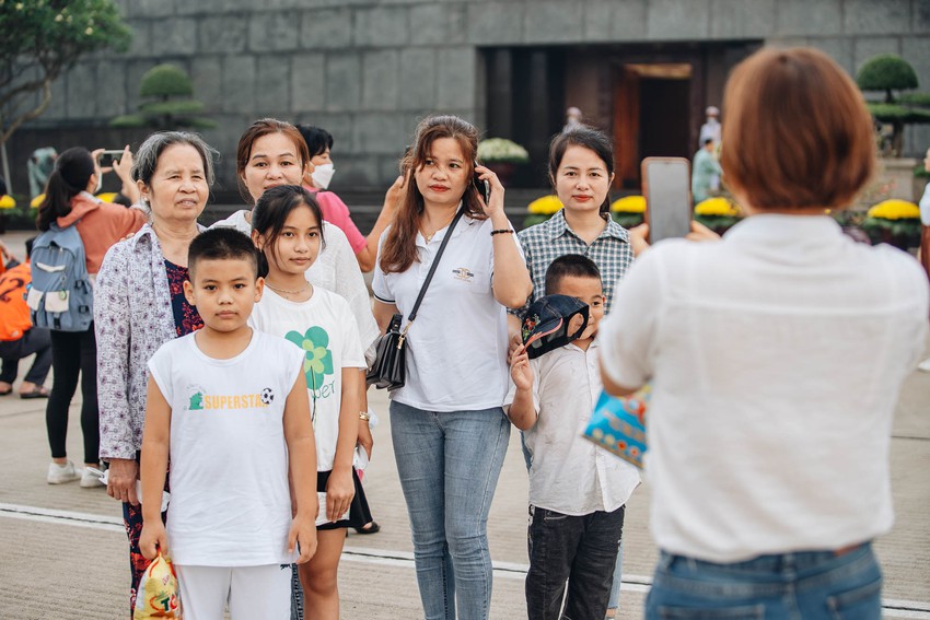 Người dân khắp nơi bồi hồi chứng kiến buổi lễ thượng cờ thiêng liêng tại Quảng trường Ba Đình sáng 30/4: Giây phút lá cờ tung bay, tôi rất xúc động - Ảnh 11.