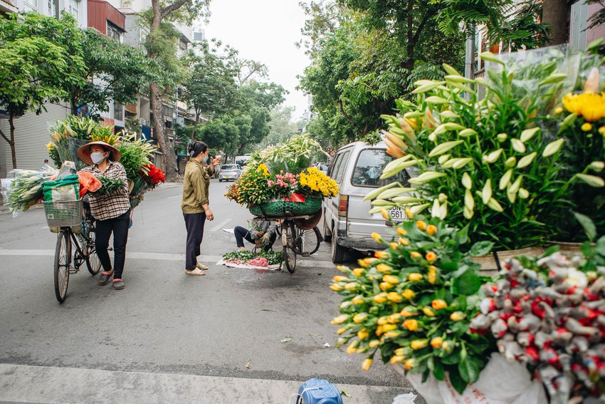 Chùm ảnh: Phố phường Hà Nội bình yên và vắng vẻ trong sáng 30/4 - Ảnh 6.