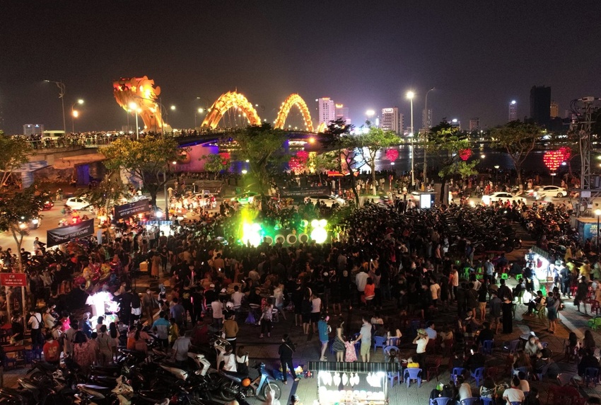 Ảnh: Hàng ngàn du khách hào hứng với đại tiệc âm thanh miễn phí lần đầu diễn ra tại Đà Nẵng - Ảnh 2.