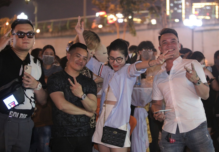 Ảnh: Hàng ngàn du khách hào hứng với đại tiệc âm thanh miễn phí lần đầu diễn ra tại Đà Nẵng - Ảnh 9.
