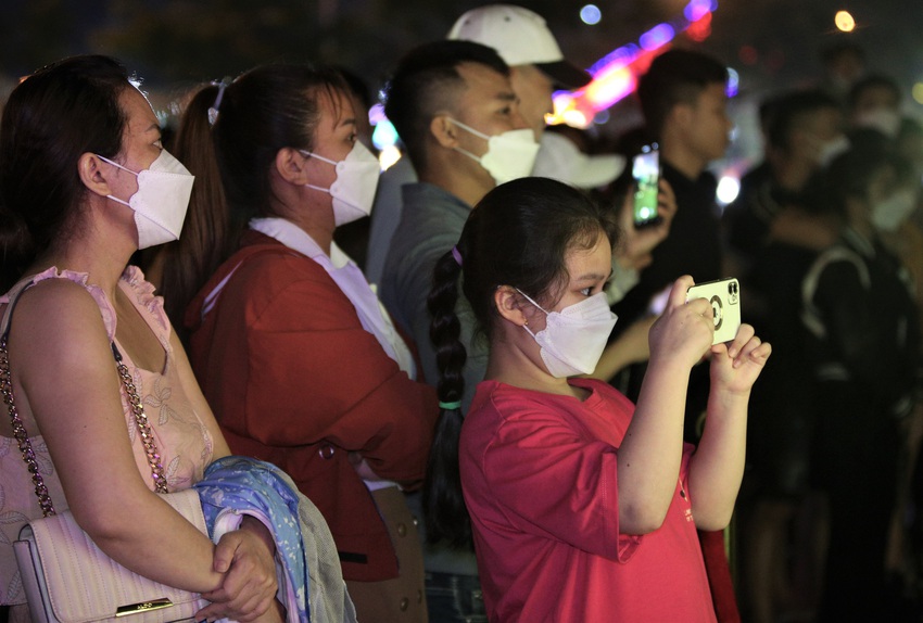 Ảnh: Hàng ngàn du khách hào hứng với đại tiệc âm thanh miễn phí lần đầu diễn ra tại Đà Nẵng - Ảnh 13.