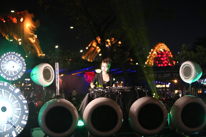 Ảnh: Hàng ngàn du khách hào hứng với đại tiệc âm thanh miễn phí lần đầu diễn ra tại Đà Nẵng - Ảnh 1.
