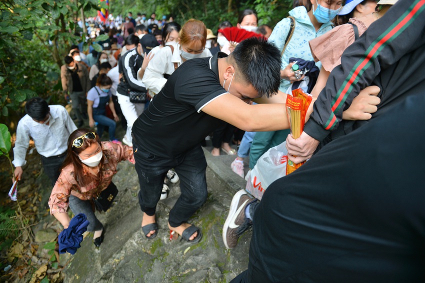 Ảnh: Hàng vạn du khách chen chân lên đền Hùng dâng hương dù chưa đến ngày chính lễ, nhiều em nhỏ mướt mồ hôi - Ảnh 6.