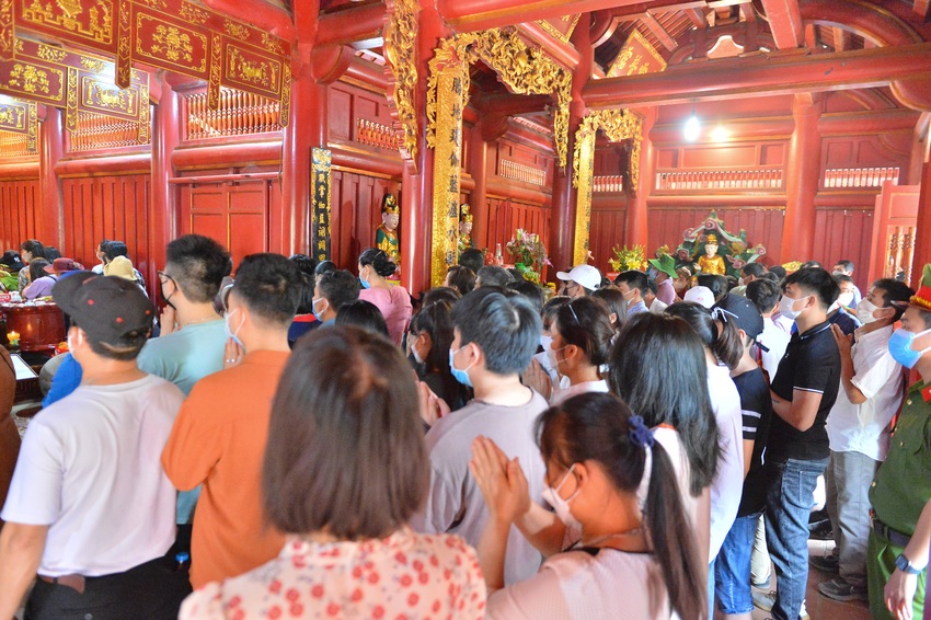 Ảnh: Hàng vạn du khách chen chân lên đền Hùng dâng hương dù chưa đến ngày chính lễ, nhiều em nhỏ mướt mồ hôi - Ảnh 9.