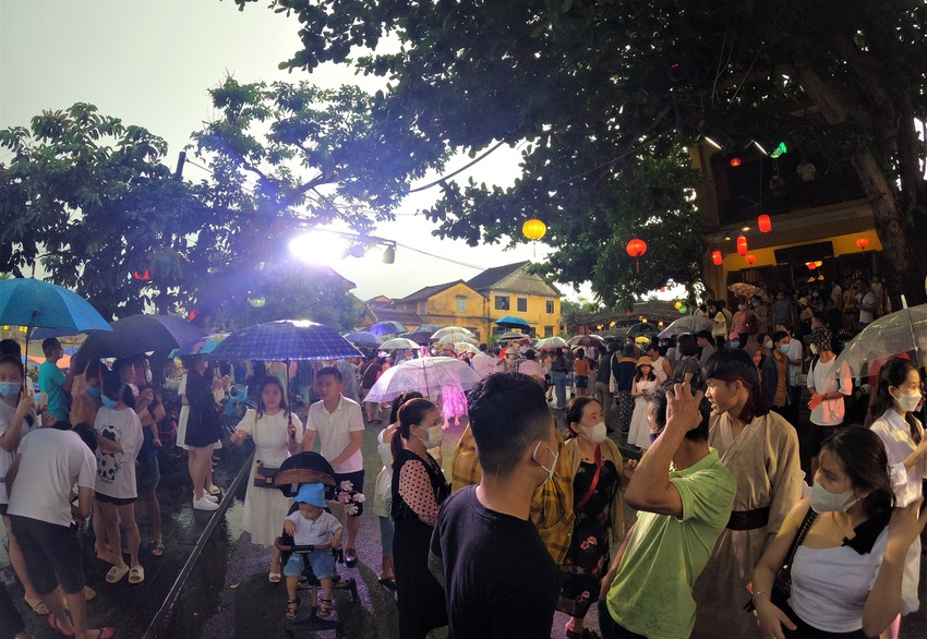Ảnh: Hàng vạn du khách đội mưa tham quan phố cổ Hội An - Ảnh 16.