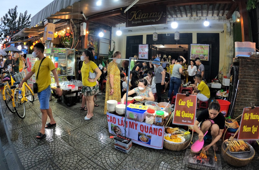 Ảnh: H&agrave;ng vạn du kh&aacute;ch đội mưa tham quan phố cổ Hội An - Ảnh 17.