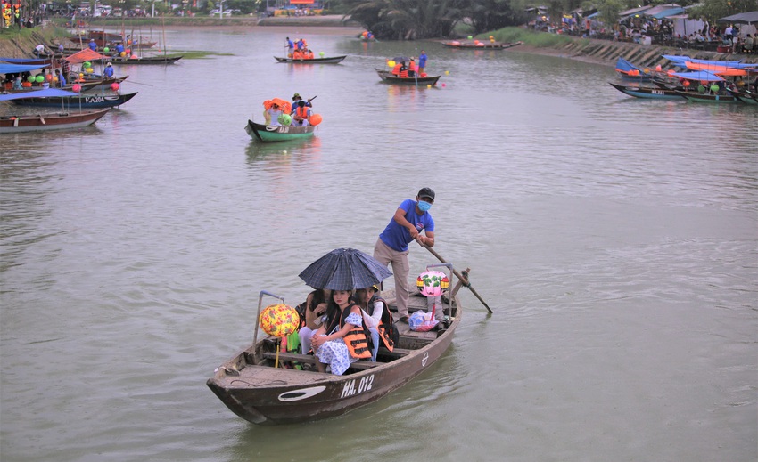 Ảnh: H&agrave;ng vạn du kh&aacute;ch đội mưa tham quan phố cổ Hội An - Ảnh 11.