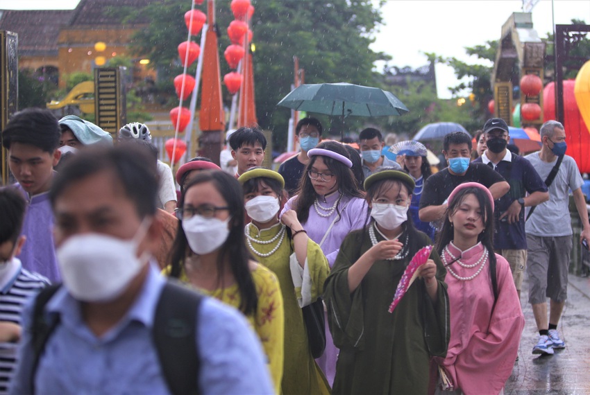 Ảnh: H&agrave;ng vạn du kh&aacute;ch đội mưa tham quan phố cổ Hội An - Ảnh 7.