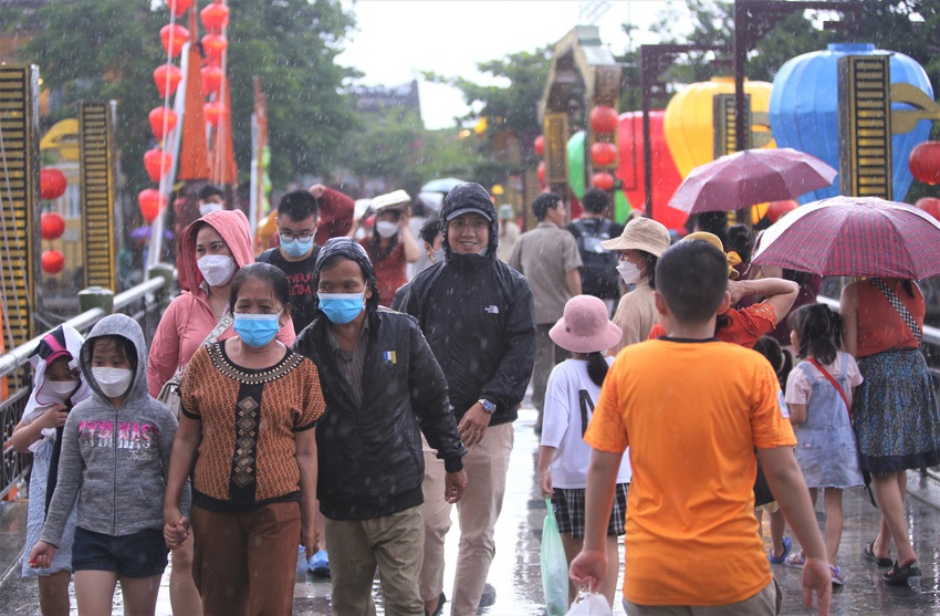 Ảnh: H&agrave;ng vạn du kh&aacute;ch đội mưa tham quan phố cổ Hội An - Ảnh 5.