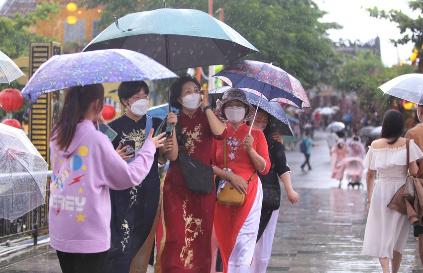 Ảnh: Hàng vạn du khách đội mưa tham quan phố cổ Hội An - Ảnh 6.
