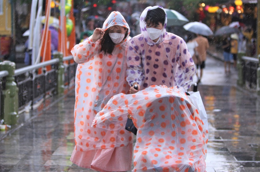 Ảnh: H&agrave;ng vạn du kh&aacute;ch đội mưa tham quan phố cổ Hội An - Ảnh 8.