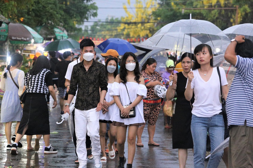 Ảnh: H&agrave;ng vạn du kh&aacute;ch đội mưa tham quan phố cổ Hội An - Ảnh 2.