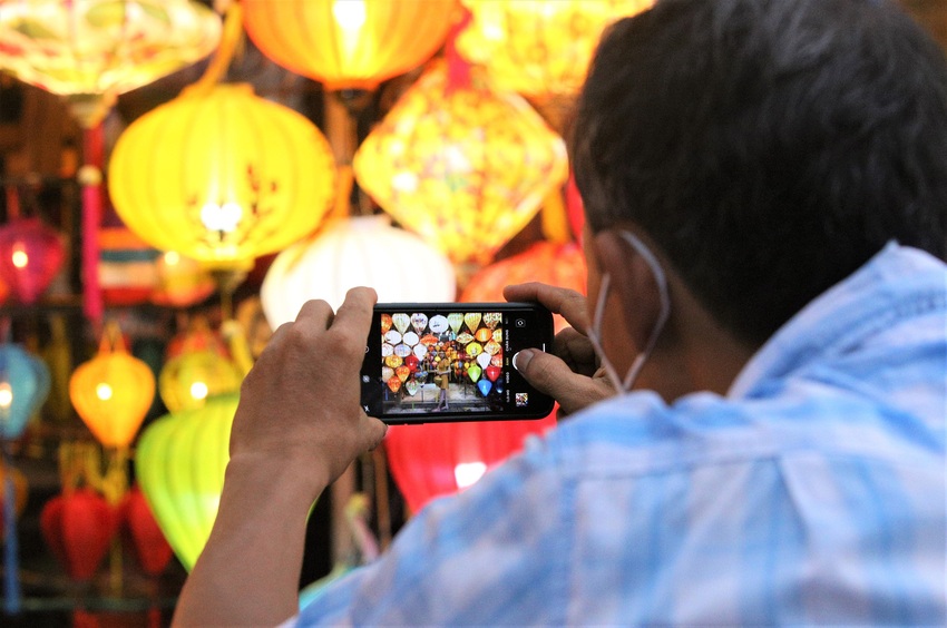 Ảnh: H&agrave;ng vạn du kh&aacute;ch đội mưa tham quan phố cổ Hội An - Ảnh 19.