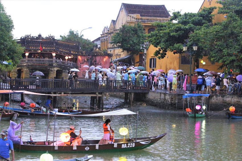 Ảnh: H&agrave;ng vạn du kh&aacute;ch đội mưa tham quan phố cổ Hội An - Ảnh 3.