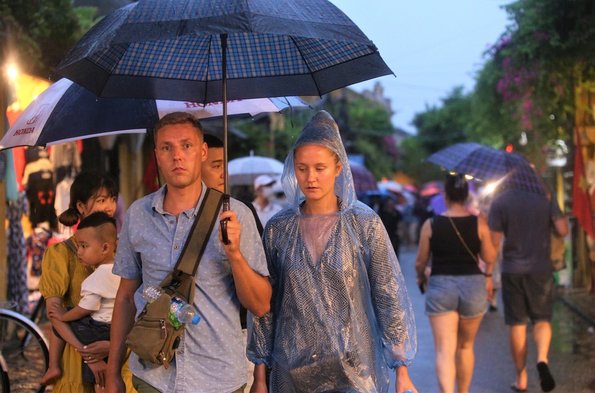 Ảnh: Hàng vạn du khách đội mưa tham quan phố cổ Hội An - Ảnh 15.