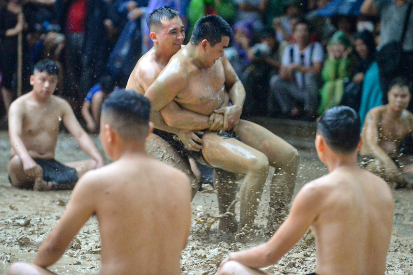 Ảnh, clip: Thanh niên đóng khố, vật lộn trong bùn để tranh quả cầu nặng 20kg tại lễ hội 4 năm mới có một lần  - Ảnh 4.