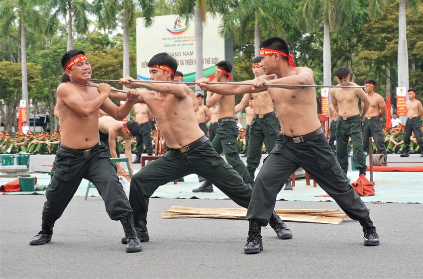 Ảnh: Mãn nhãn màn thi tài võ thuật mình đồng da sắt của các chiến sỹ công an miền Trung - Ảnh 11.