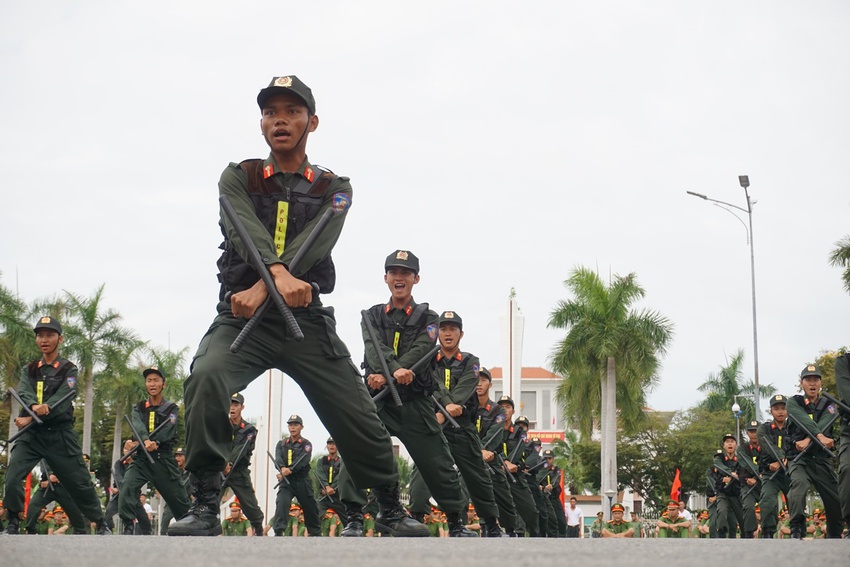 Ảnh: Mãn nhãn màn thi tài võ thuật mình đồng da sắt của các chiến sỹ công an miền Trung - Ảnh 2.