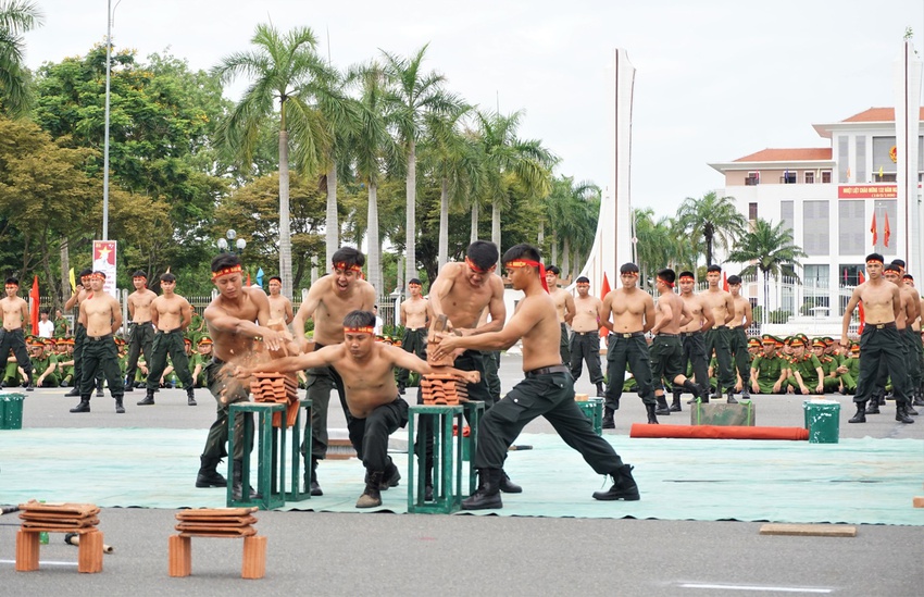 Ảnh: Mãn nhãn màn thi tài võ thuật mình đồng da sắt của các chiến sỹ công an miền Trung - Ảnh 13.