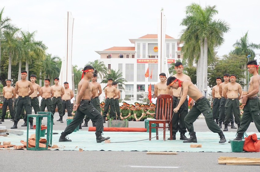 Ảnh: Mãn nhãn màn thi tài võ thuật mình đồng da sắt của các chiến sỹ công an miền Trung - Ảnh 3.