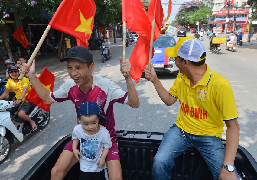 Ảnh: Hàng trăm CĐV Nam Định diễu hành tiếp lửa trước trận bán kết SEA Games 31 - Ảnh 8.