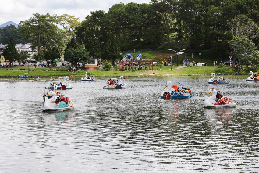 Đà Lạt nắng đẹp ngày thứ 3 nghỉ Lễ 30/4: Du khách đổ xô đi cắm trại, chèo thuyền trên hồ Tuyền Lâm - Ảnh 9.