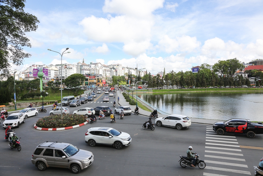 Đà Lạt nắng đẹp ngày thứ 3 nghỉ Lễ 30/4: Du khách đổ xô đi cắm trại, chèo thuyền trên hồ Tuyền Lâm - Ảnh 7.