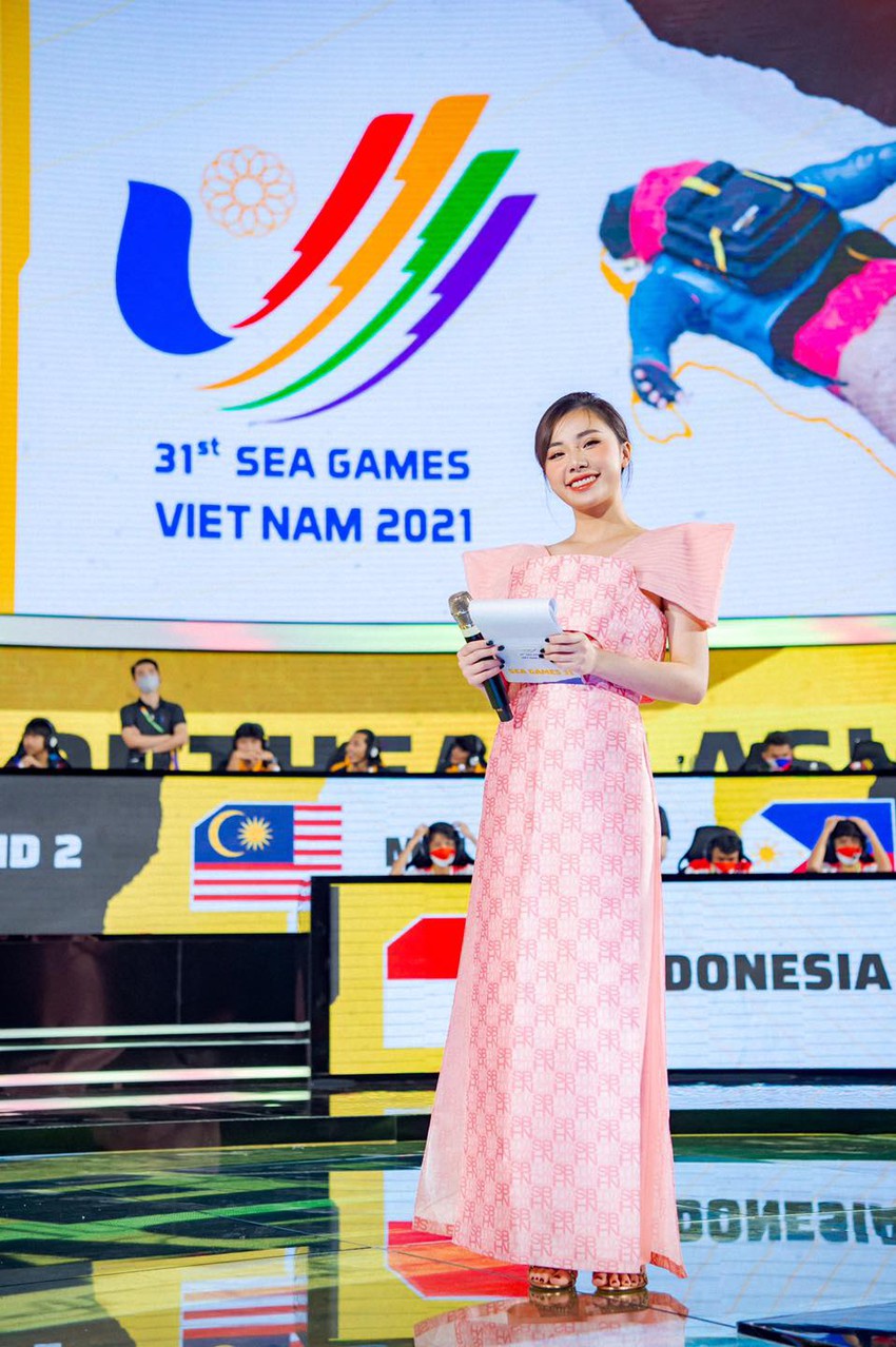 Ngắm nhan sắc vạn người mê của các nữ MC làng game khi diện áo dài trên sân khấu SEA Games 31 - Ảnh 9.