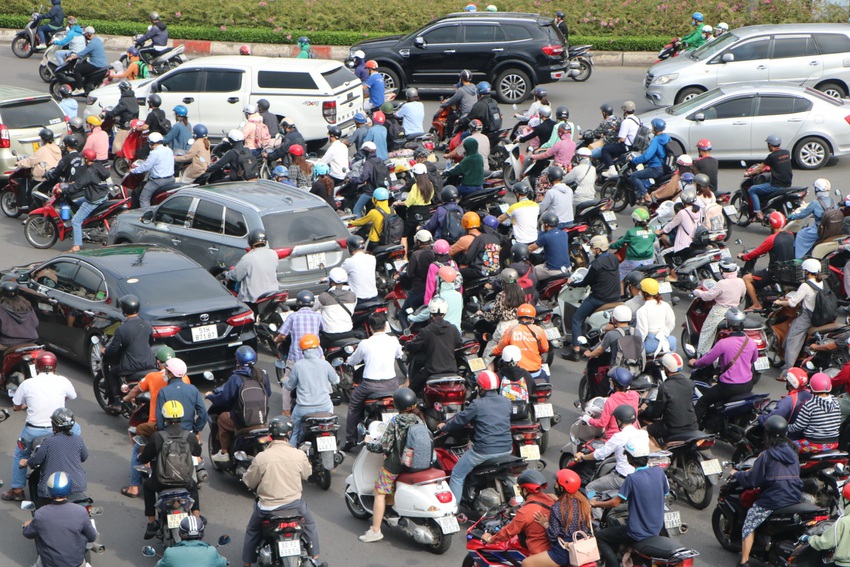 Người d&acirc;n trễ l&agrave;m, sinh vi&ecirc;n trễ học v&igrave; nhiều tuyến đường ở TP.HCM kẹt xe sau Lễ 30/4 - 1/5 - Ảnh 11.