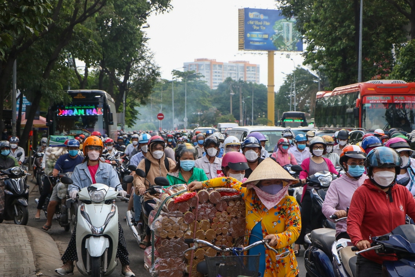 Người d&acirc;n trễ l&agrave;m, sinh vi&ecirc;n trễ học v&igrave; nhiều tuyến đường ở TP.HCM kẹt xe sau Lễ 30/4 - 1/5 - Ảnh 13.
