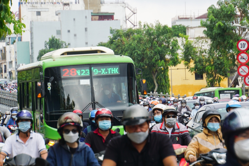 Người d&acirc;n trễ l&agrave;m, sinh vi&ecirc;n trễ học v&igrave; nhiều tuyến đường ở TP.HCM kẹt xe sau Lễ 30/4 - 1/5 - Ảnh 5.