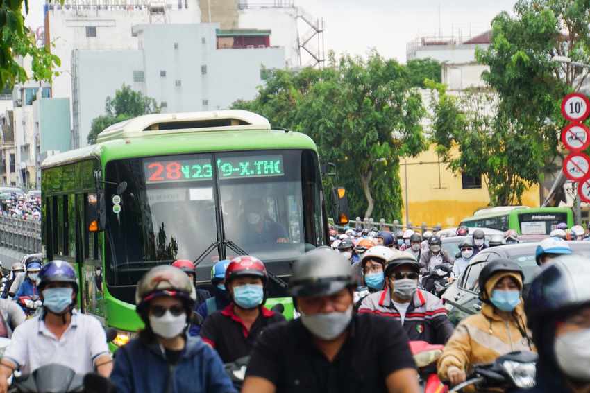 Người dân trễ làm, sinh viên trễ học vì nhiều tuyến đường ở TP.HCM kẹt xe sau Lễ 30/4 - 1/5 - Ảnh 5.