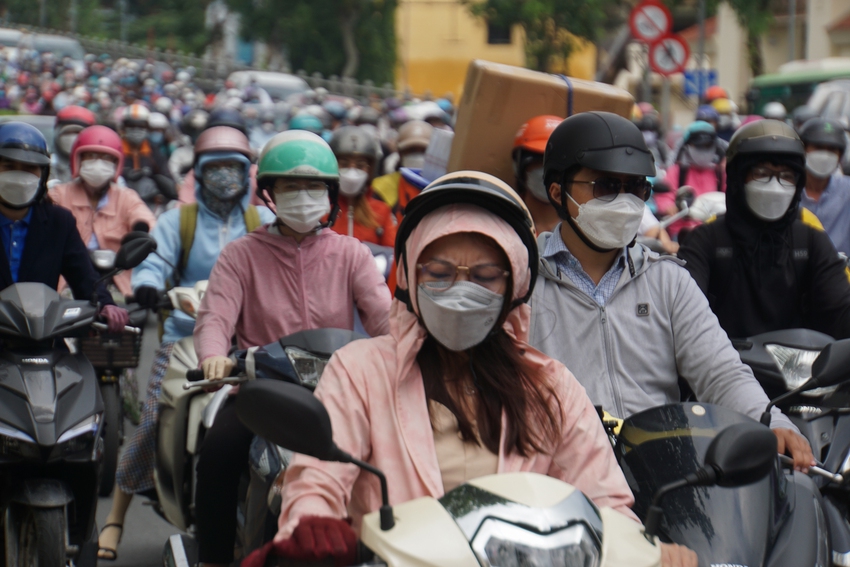 Người d&acirc;n trễ l&agrave;m, sinh vi&ecirc;n trễ học v&igrave; nhiều tuyến đường ở TP.HCM kẹt xe sau Lễ 30/4 - 1/5 - Ảnh 6.