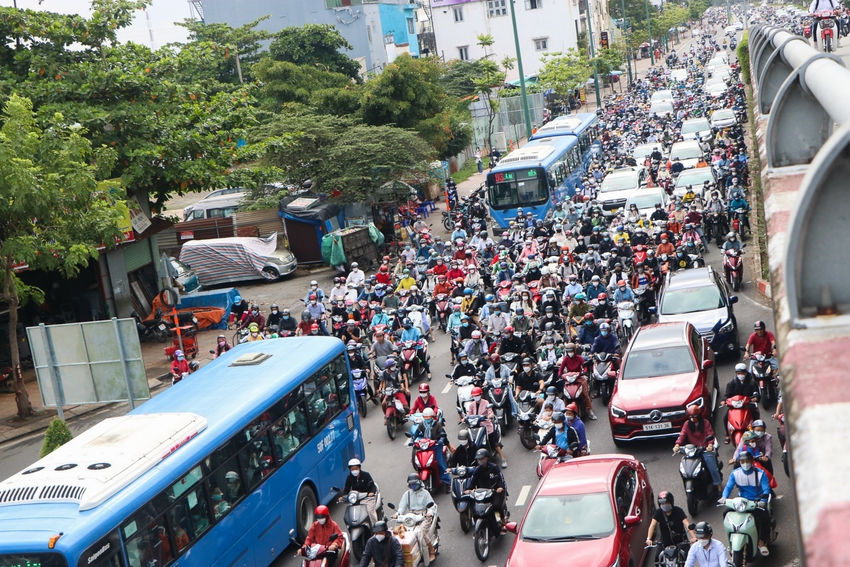 Người dân trễ làm, sinh viên trễ học vì nhiều tuyến đường ở TP.HCM kẹt xe sau Lễ 30/4 - 1/5 - Ảnh 8.