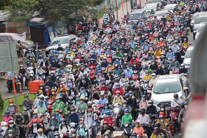 Người d&acirc;n trễ l&agrave;m, sinh vi&ecirc;n trễ học v&igrave; nhiều tuyến đường ở TP.HCM kẹt xe sau Lễ 30/4 - 1/5 - Ảnh 9.