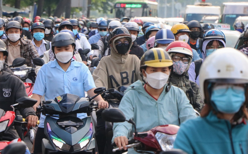 Người dân trễ làm, sinh viên trễ học vì nhiều tuyến đường ở TP.HCM kẹt xe sau Lễ 30/4 - 1/5 - Ảnh 10.