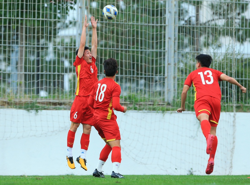Cầu thủ U23 Việt Nam thay phi&ecirc;n nhau l&agrave;m thủ m&ocirc;n tạo n&ecirc;n nhiều pha b&oacute;ng h&agrave;i hước - Ảnh 5.