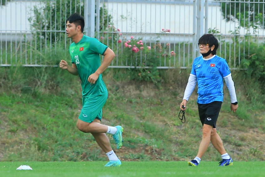 Cầu thủ U23 Việt Nam thay phi&ecirc;n nhau l&agrave;m thủ m&ocirc;n tạo n&ecirc;n nhiều pha b&oacute;ng h&agrave;i hước - Ảnh 11.